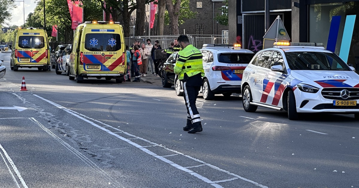 Scooterbezorger ernstig gewond na aanrijding met auto in Breda, slachtoffer klem tussen muur en voer