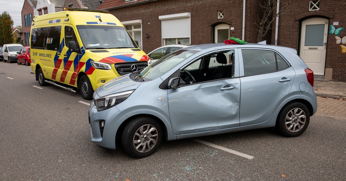 Wielrenner botst tegen auto in Nispen en moet naar ziekenhuis, automobiliste raakt gewond door gebro
