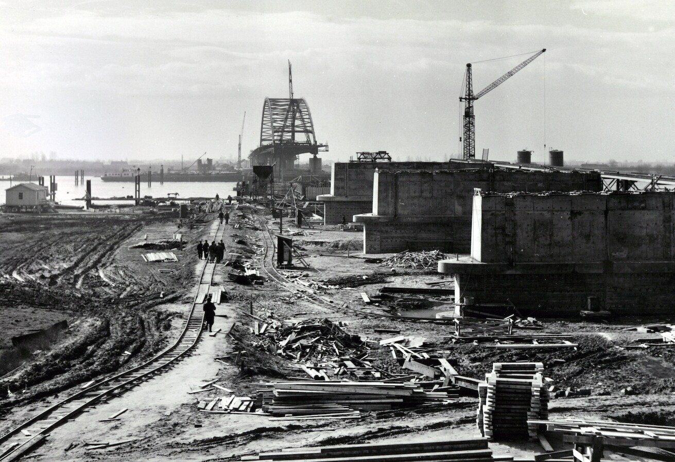 De oude Merwedebrug over de A27 bij Gorinchem in aanbouw. De foto is gemaakt in maart 1960.