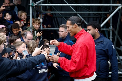 Een paar uur voor de training van Liverpool bezoekt Virgil van Dijk zijn eigen jeugdtoernooi in Tilburg: ‘Zegt genoeg, toch?’