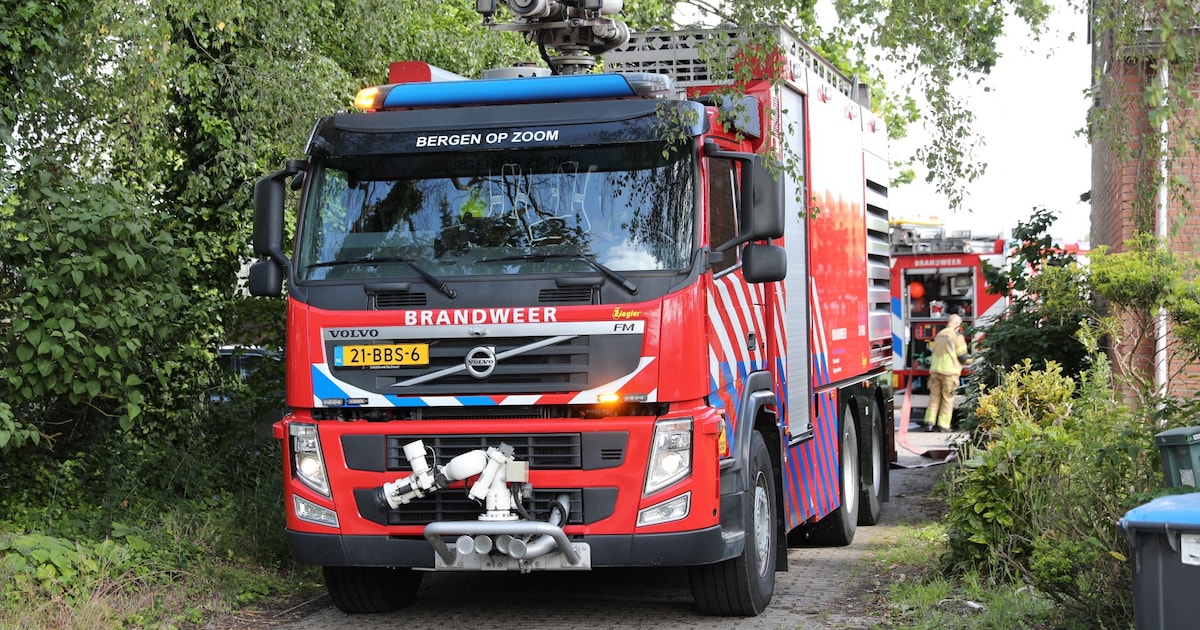Kleding vliegt in brand in opslagschuur bij Bergen op Zoom, meerdere bluswagens ingezet