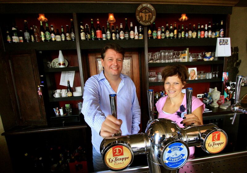 Rob en Suzanne de Waard achter de tap van Het Vermaak, in 2012.