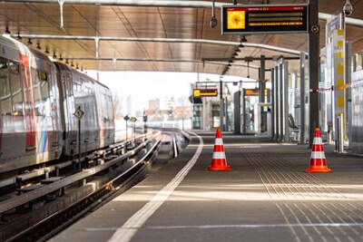 Op weg naar werkafspraak krijgt medewerker voet tussen metrodeur, hij geeft zijn baas de schuld