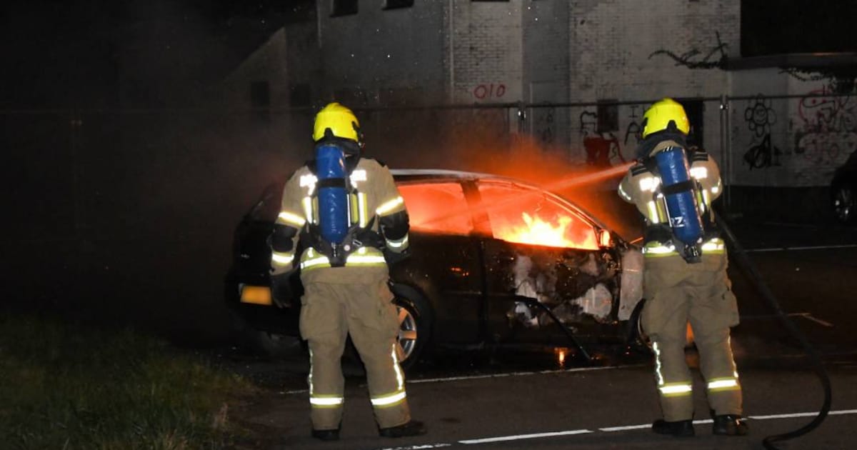 Auto brandt volledig uit op Veerstraat in Nieuw- en Sint Joosland