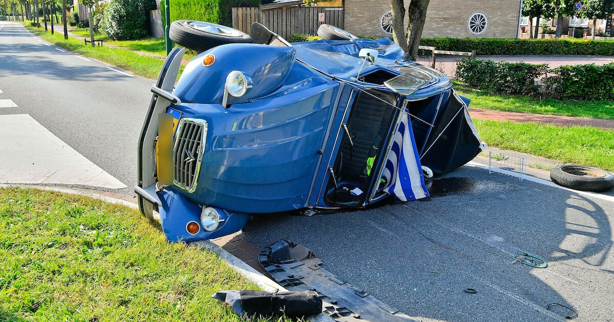 Citroën Eend uit 1980 total loss na ongeval in Westerhoven