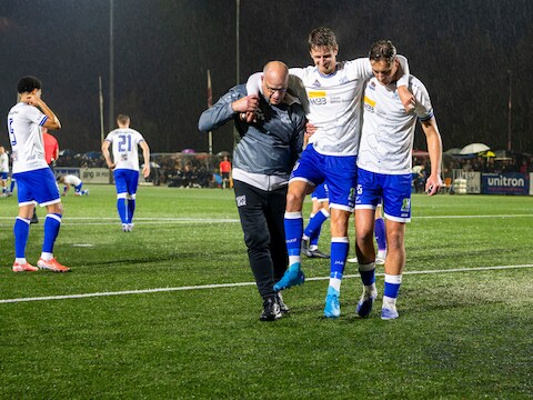 Hoek-spits Steve Schalkwijk nog in het ongewisse over blessure: ‘Ik hoorde knak en had meteen veel pijn’