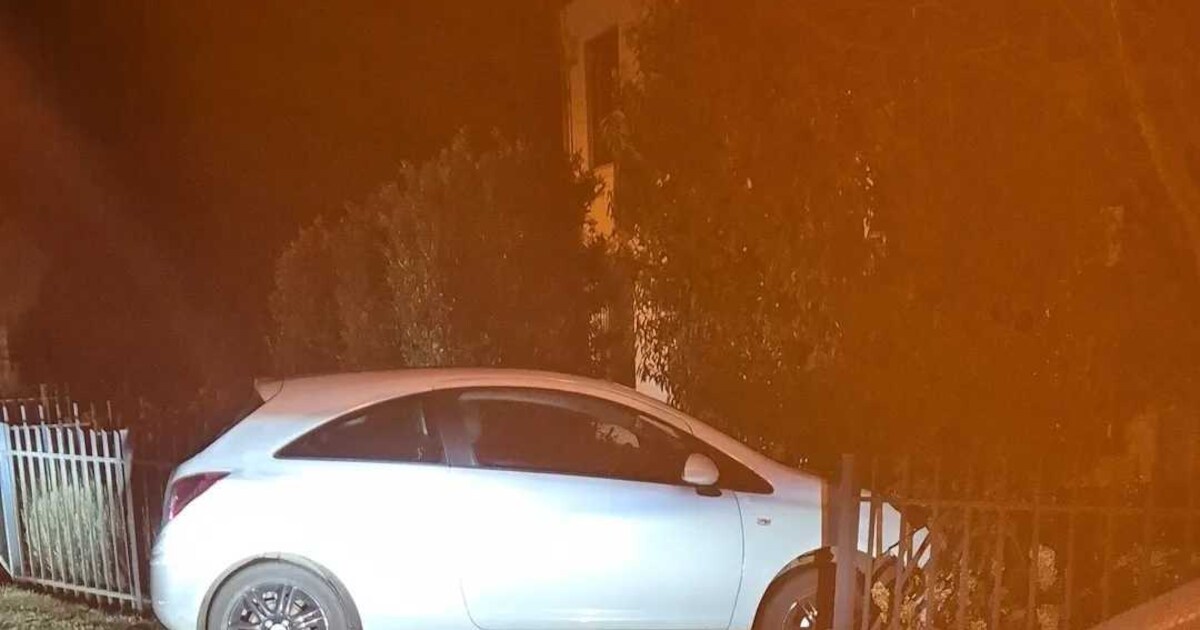 Beschonken bestuurder rijdt door tuinhek in Prinsenbeek