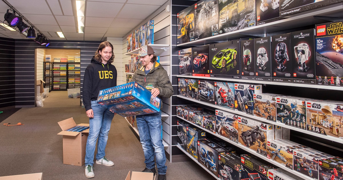 Tim en Steven maken hun Lego-droom waar en openen Brick Store in ...