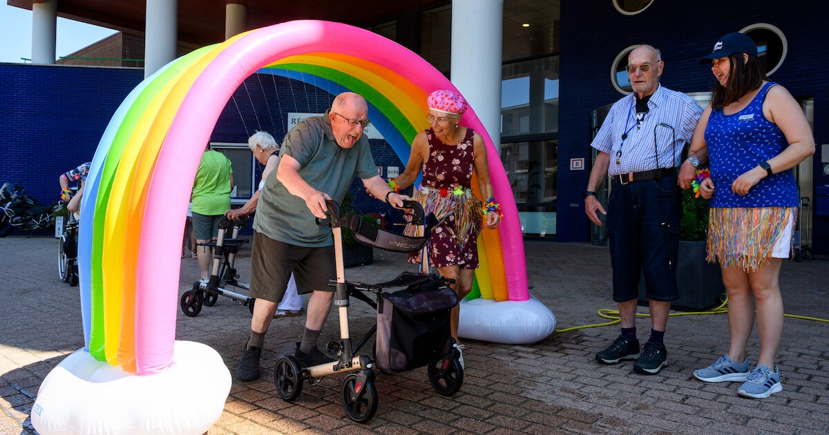 Bewoners De Waalburcht door de wasstraat: bewoners, rolstoelen en rollators worden gewassen én geföh