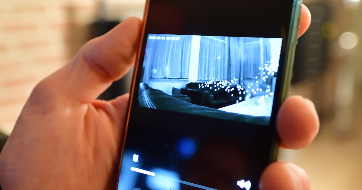 Martin is niet thuis als hij ziet dat er stenen naar binnen worden gegooid: dan volgen ook nog vuurw