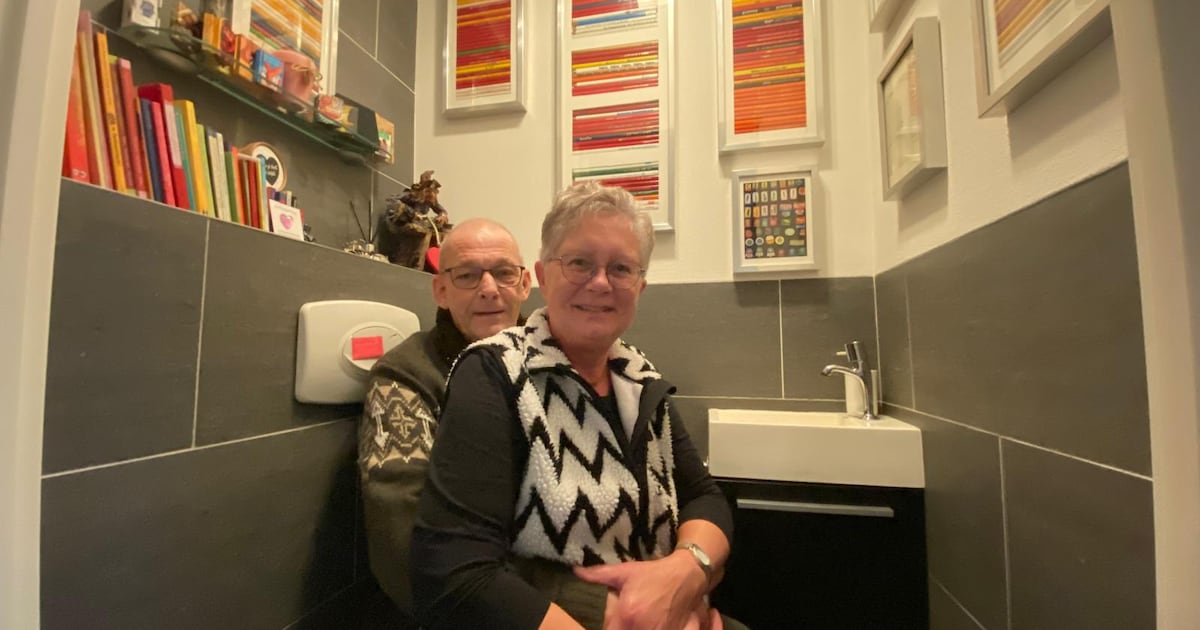 Net een museum: de wc van Bredanaars Guus en Trudie hangt vol met potloden