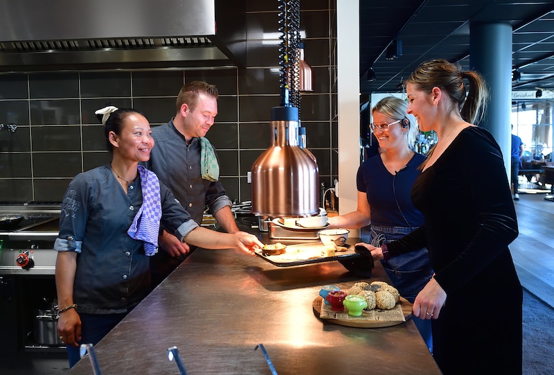 De keuken bij De Zeester is open, iets waar veel restaurateurs tegenwoordig voor kiezen. Warmtelampen houden de gerechten warm tot het moment van serveren.