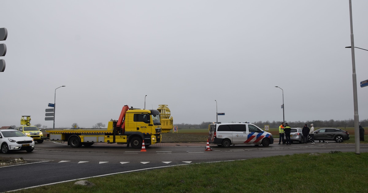 Twee auto's op elkaar gebotst op rotonde in Bruinisse