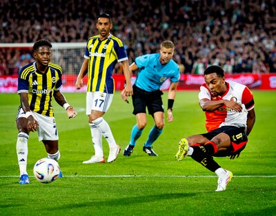 LIVE Champions League | Feyenoord slaat in slotfase nog toe tegen Fenerbahçe: Anis Hadj-Moussa laat Kuip juiche met rake kopbal