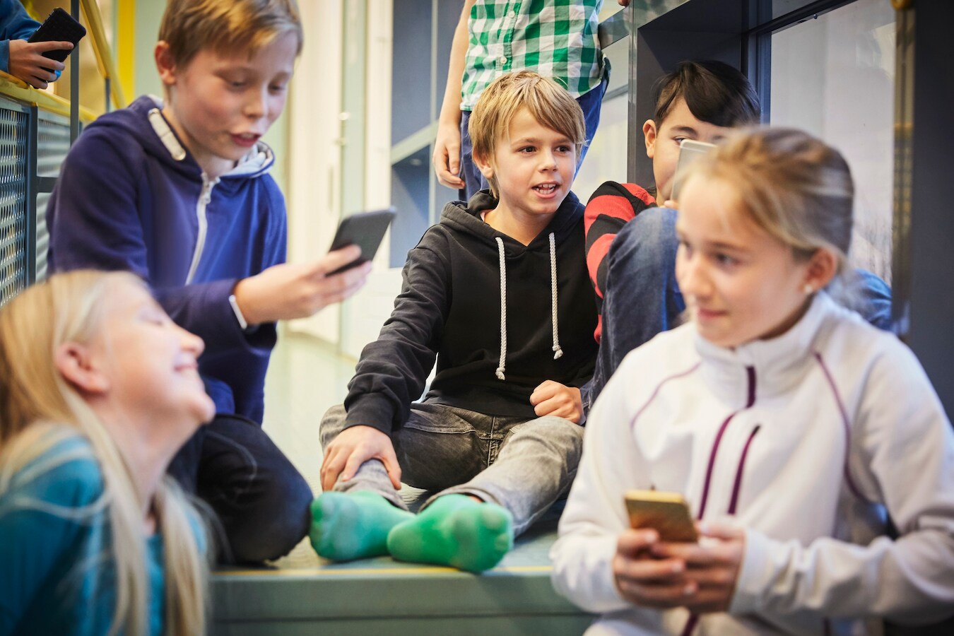 Kinderen met mobieltjes, ter illustratie.