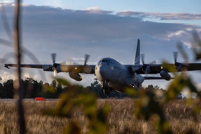 Oefening Orange Bull brengt Hercules-transportvliegtuigen overdag en in de avond naar vliegbasis Gil