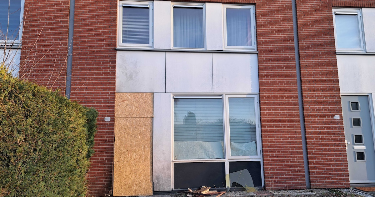Explosief vernielt voordeur van woning man (90) in Oosterhout: ‘Ik lag te trillen in mijn bed’