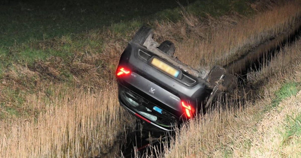 Auto komt ondersteboven in sloot terecht in Kapelle