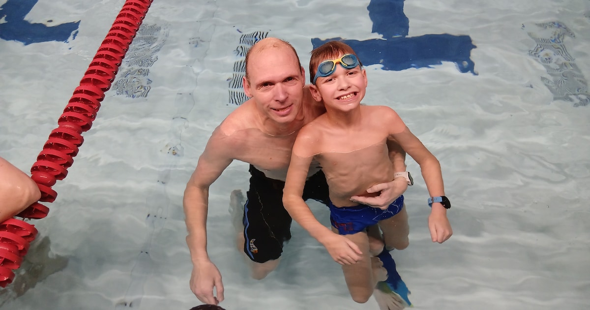 Organisator zo druk met zwemevenement dat hij zelf zwembroek vergeet: ‘Snel terug naar de auto’