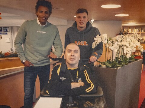 Jeroen Dam met achter hem Pierre van Hooijdonk en zijn zoon en NAC-spits Sydney. 