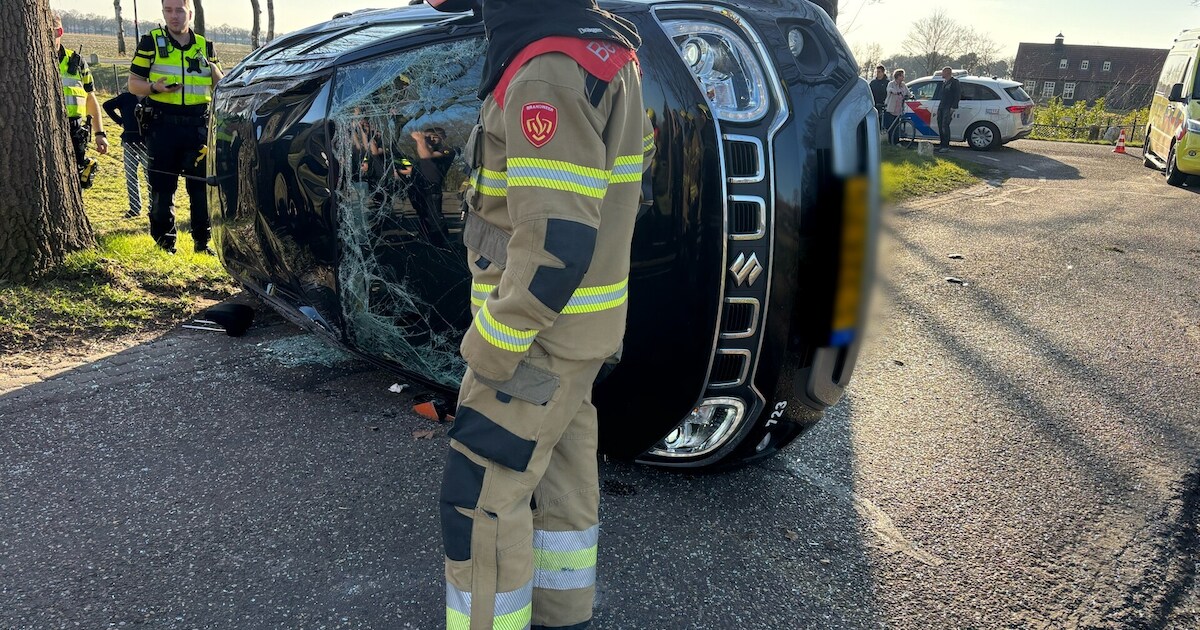 Auto beland op de zijkant bij botsing met bestelbus in Venhorst, veel deuken en kapotte ruiten