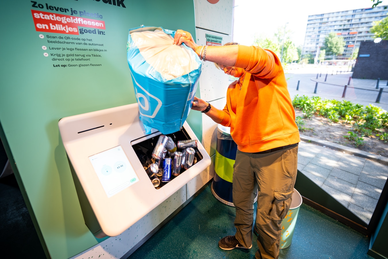 Anita levert 232 blikjes energydrank in bij eerste statiegeldwinkel van ...