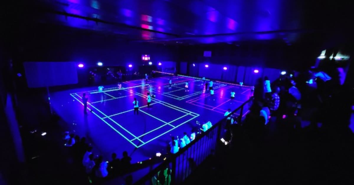 Glow in the dark-toernooi in Puttershoek: badmintonnen in het donker