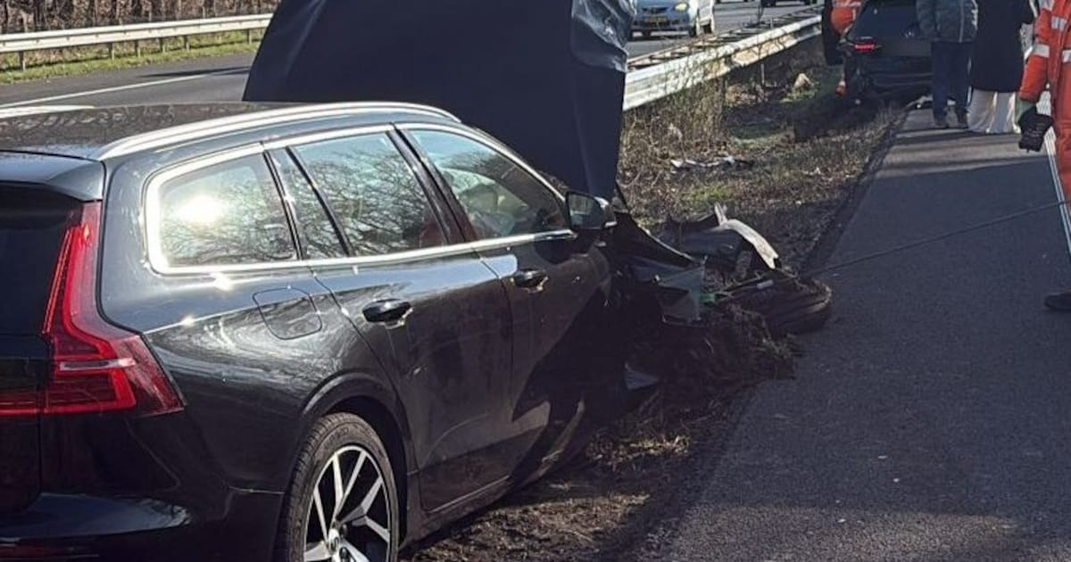 Auto raakt fors beschadigd bij ongeval op de A4 bij Hoogerheide, vangrail moet hersteld worden