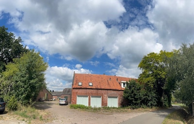 Inval voor witwassen in Rijsbergen, ook wapens en drugs gevonden