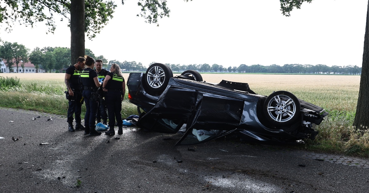 Automobilist botst tegen bomen en eindigt ondersteboven in Wilbertoord