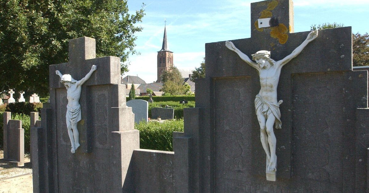 Grafzerken geruimd op Hulster begraafplaatsen