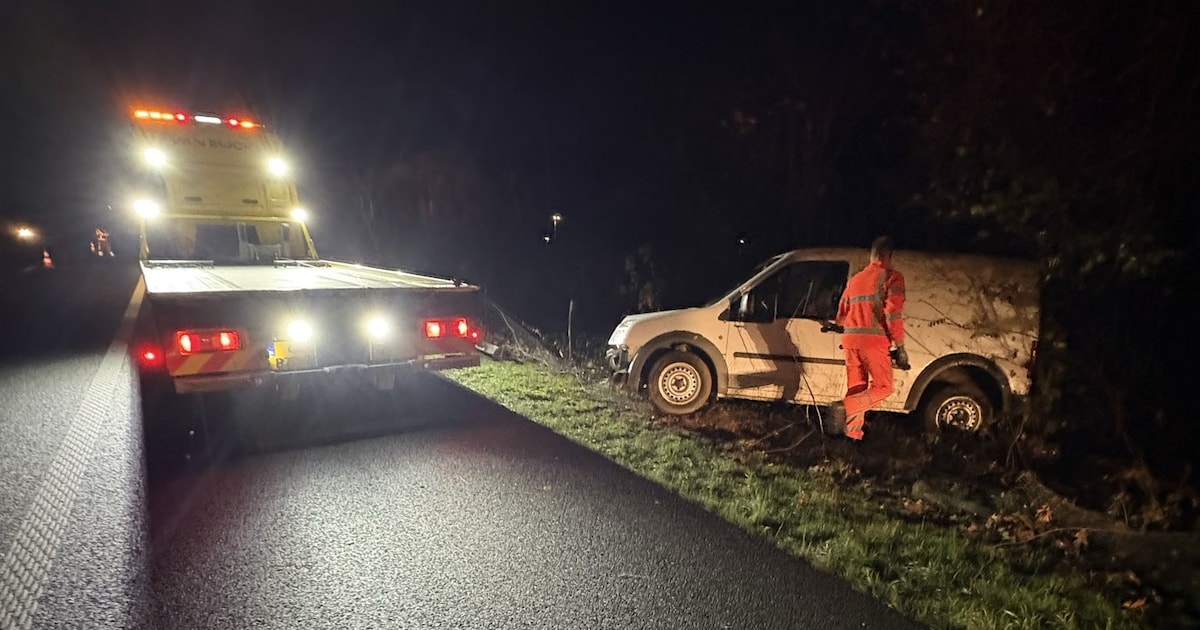 Bestelbus in de berm nadat bestuurder in slaap valt op A4 bij Hoogerheide | 112 nieuws Woensdrecht