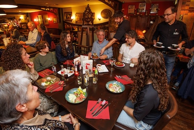 Houten borden zijn weg bij De Sinjoor, maar klassieke keuken gebleven in Roosendaal