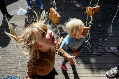 Buitenspeeldag in kloostertuin brengt generaties b