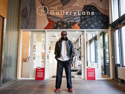 Van profkeeper tot kunstfenomeen: Zibor exposeert zijn kleurrijke levensreis in Breda