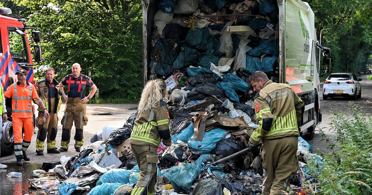 Lading van vuilniswagen vliegt in brand op de Korvelseweg in Tilburg
