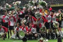 Feyenoord viert de titel in 1999, na de 2-2 tegen NAC. Paul Bosvelt (knielend, tweede van links) geniet met aanvoerder Jean-Paul van Gastel.