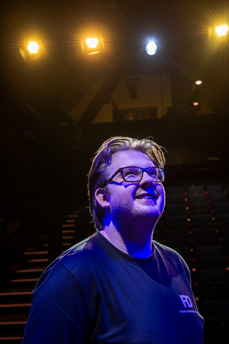 Floris Dijkers in de spotlights van theater De Schuur.