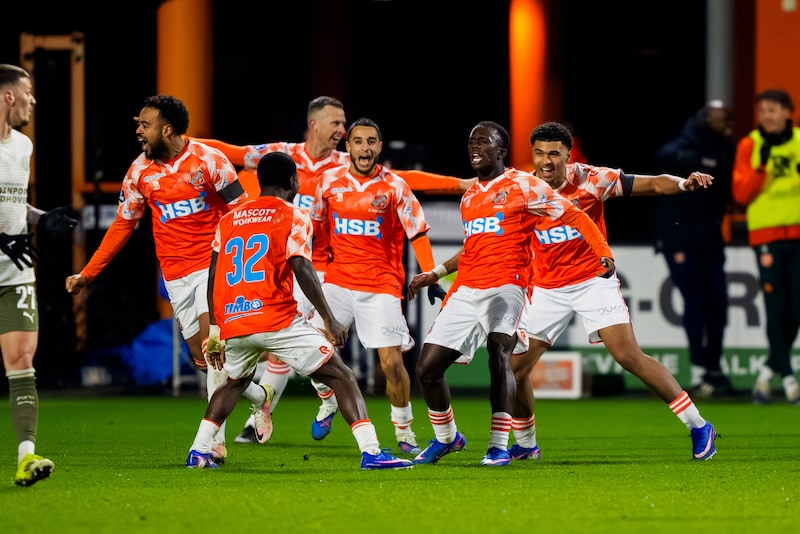 Blamage voor koploper PSV in Volendam: eerste eredivisienederlaag sinds ...