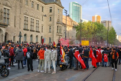 Turkse Nederlanders vieren kampioenschap Galatasaray op Coolsingel en Erasmusbrug