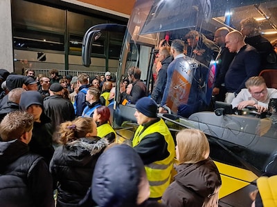 NAC-fans wachten spelersbus op bij Rat Verlegh Stadion: ‘Waar zijn jullie mee bezig?’