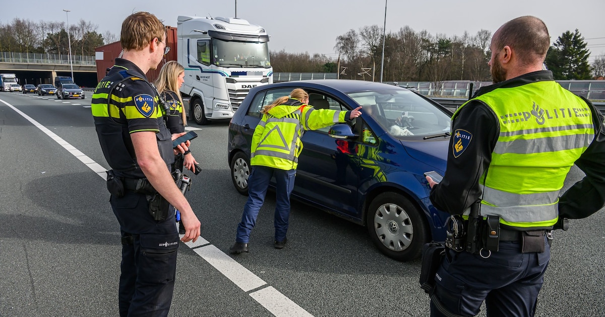 Ongeval met twee auto’s op de A16: bestuurders negeren rood kruis, een vrouw komt midden op de weg v