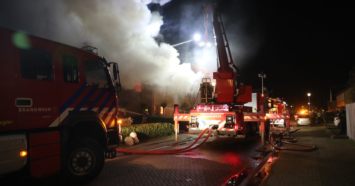 Woning staat volledig in brand in Achtmaal, bewoners niet thuis tijdens uitbreken