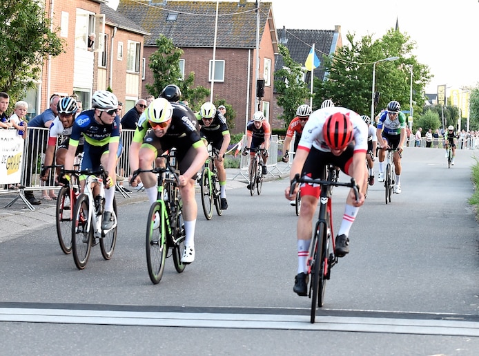 Daan den Breejen, na pauze terug op de fiets, wint in Molenaarsgraaf ...