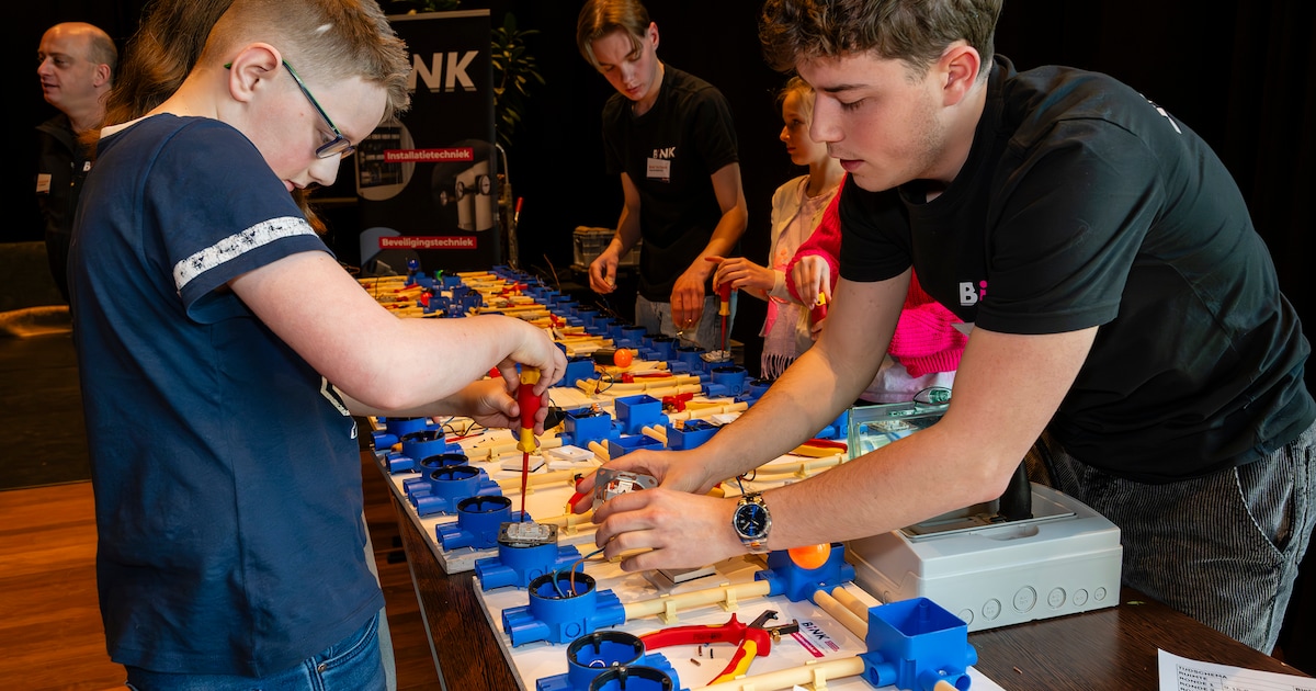 Lamp aansluiten, robot programmeren, vliegtuig lanceren: leerlingen ontdekken techniek tijdens het M