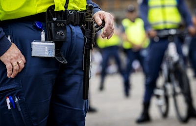 Stiekem dossier van foute grappen kost handhaver na 14 jaar 
