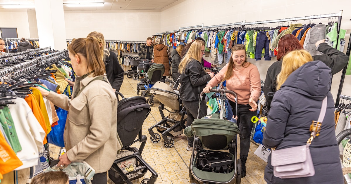 Kinderkleding en verkleedkleding te koop op beurs Teteringen: opbrengst naar Brakkenfestival