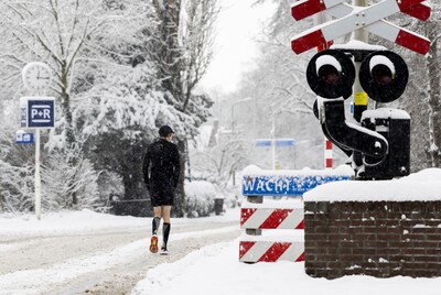 https://images.bndestem.nl/YmRkZDc2OTJiZGYxZmFlMjk4ZjUvZGlvLzI2ODI2ODkxNC9maXQtd2lkdGgvNDAw/2026-01-05-12-16-56-hollandsche-rading-treinverkeer-ondervindt-hinder-van-het-winterse-weer-door-het-weer-kampt-de-ns-met-flink-wat-wisselstoringen-sander-koning-anp