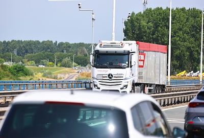 Vooral buitenlandse chauffeurs negeren verbod op Merwedebrug, maar vanaf nu volgt meteen een boete