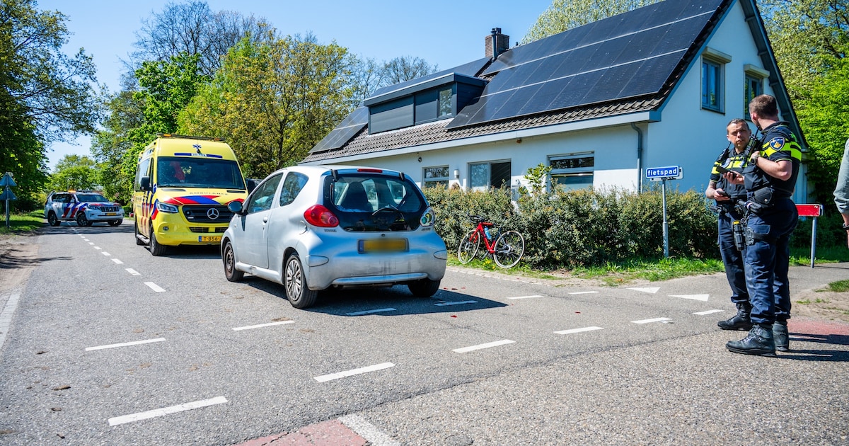 Fietser naar ziekenhuis na botsing met auto in Rijsbergen